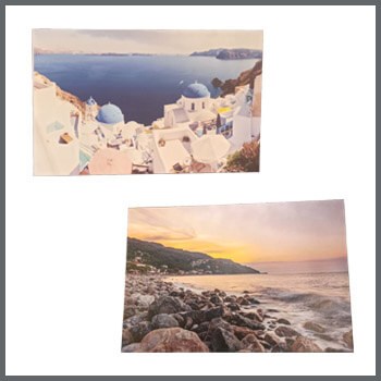 Φωτογραφία δύο εκτυπωμένων πινάκων με φωτογραφίες από τοπία με θάλασσα, από τη βιοτεχνία αμπαζούρ και φωτιστικών Gekas Luminoso.